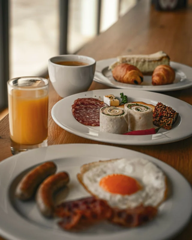 Sonntagsbrunch wie er sein soll: Frühstücksklassiker, warme Lieblingsgerichte und süße Verführungen zum Abschluss 🥐🍳🍰⁠
Hier seht ihr ein paar Impressionen von unserem ersten Comeback-Brunch – was für ein schöner Start! ✨⁠
⁠
Wer’s verpasst hat: Am Ostermontag geht’s weiter – mit neuen Highlights und passender Oster-Atmosphäre 🌸🐣⁠
Alle Infos & Reservierungen findet ihr im Link in der Bio 🔗⁠
Frühzeitig reservieren lohnt sich! 💫⁠
⁠
#brunch #sonntagsbrunch #osterbrunch #buffet
