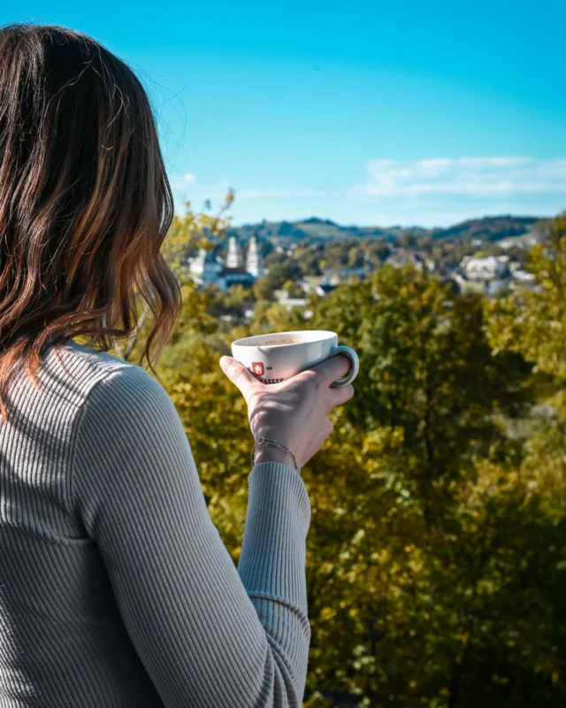 Zwischen Stadt und Stille - bei uns findest du beides. 🏙️🌳⁠
⁠
#hotel #kempten #natur #view #kaffee #relax #ruhe #reisen