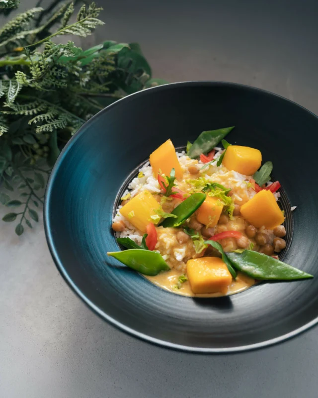 Plant-based never tasted this good. 🌱 Unsere Köche verzaubern nicht nur den Gaumen von Fleischliebhabern – sie beweisen jeden Tag, wie köstlich pflanzliche Küche sein kann. 🥭🍛 Unser Mittagsmenü bietet täglich eine genussvolle Alternative für alle, die bewusst auf Fleisch verzichten. 😊⁠
⁠
#plantbased #vegan #food #mango #curry #yummy #lunch #mittagessen #kempten